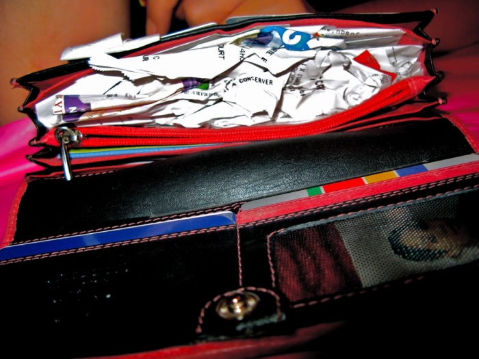 un portefeuille bien rempli / stuffed wallet