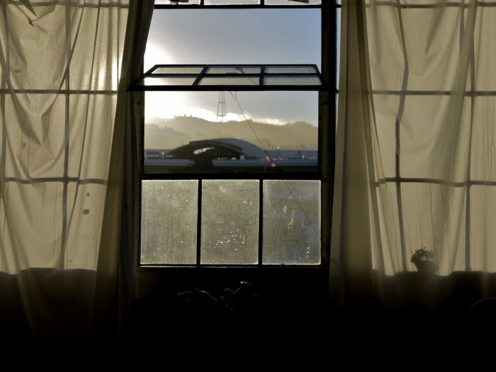 fenêtre, rideaux, fleurs, colline / window, curtains, flowers, hill,  